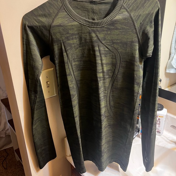 Lululemon Green Camo Long Sleeve - Picture 1 of 4